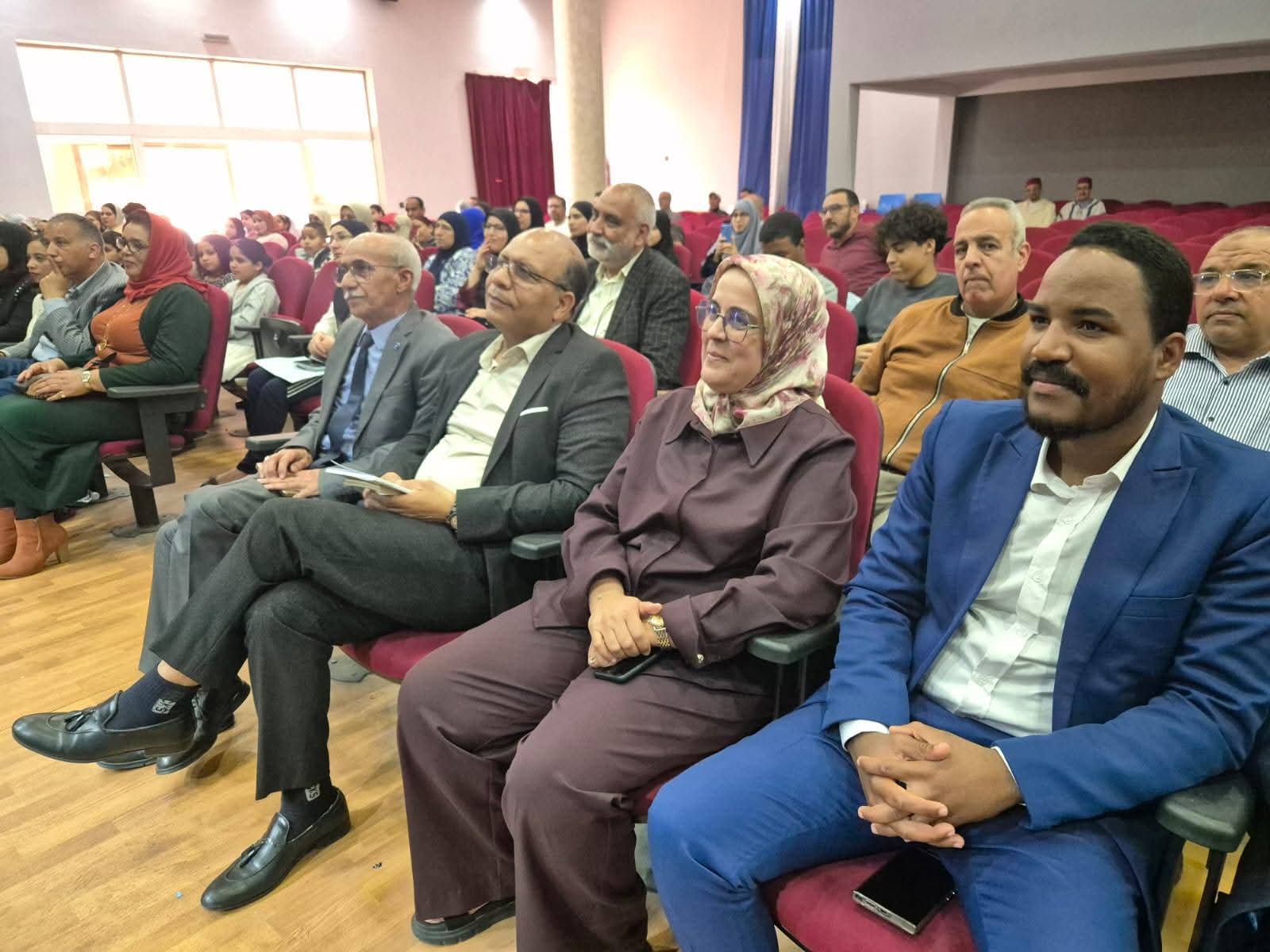 تكريم الأستاذ محمود آيت الحاج احتفاء بالابداع وتعزيز ثقافة التميز بالحي الحسني 