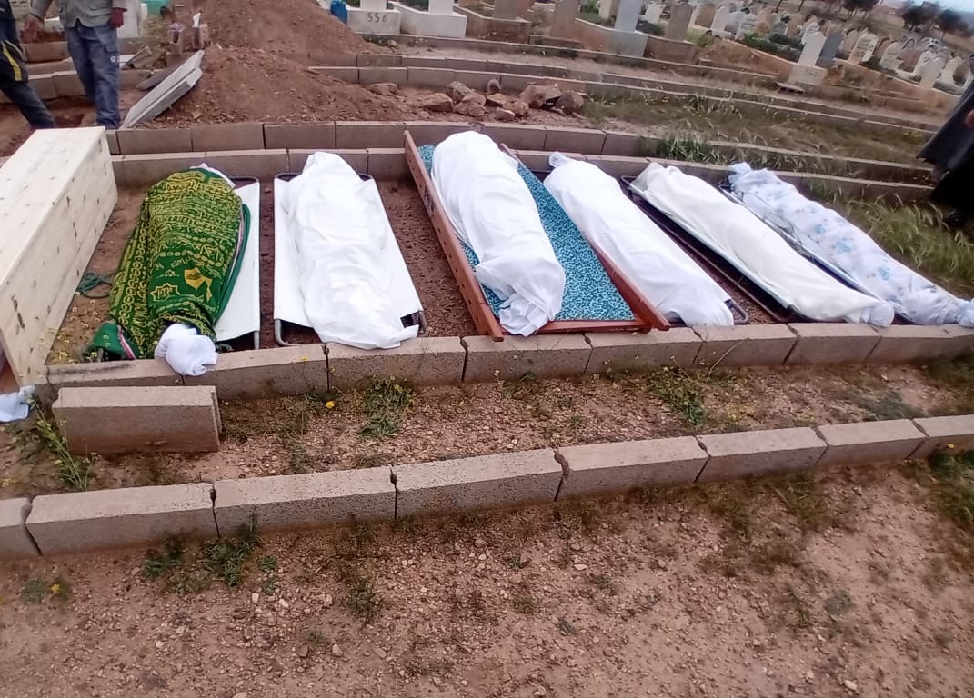 جرادة.. تشييع ودفن سبعة مهاجرين أفارقة من أصل ثمانية،  ضحايا للبرد القارس، تم العثور عليهم